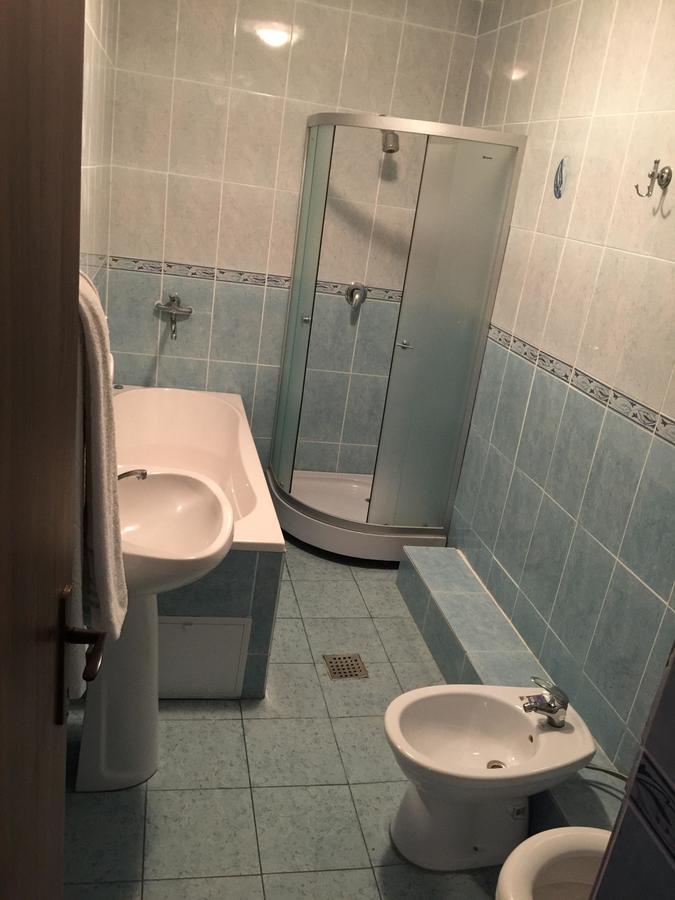 Hotel Rares โบโตชานิ ภายนอก รูปภาพ